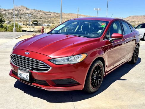 Used 2017 Ford Fusion SE w/ Fusion SE Technology Package FWD image 3