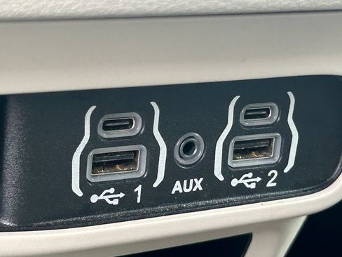 Used 2023 Chrysler Pacifica Touring-L FWD image 16