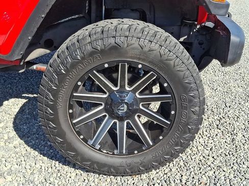 Used 2019 Jeep Wrangler Unlimited Sahara w/ Uconnect 4C Nav & Sound Group AWD/4WD image 8