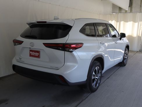Used 2023 Toyota Highlander XLE AWD/4WD image 7