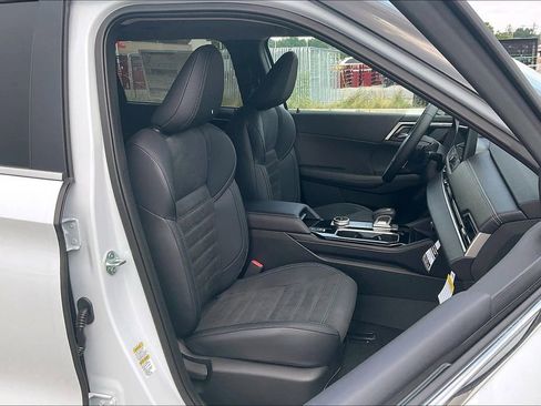 New 2025 Mitsubishi Outlander SE image 8