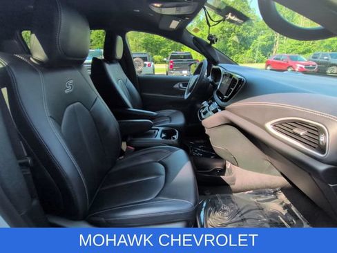Used 2024 Chrysler Pacifica Limited FWD image 28