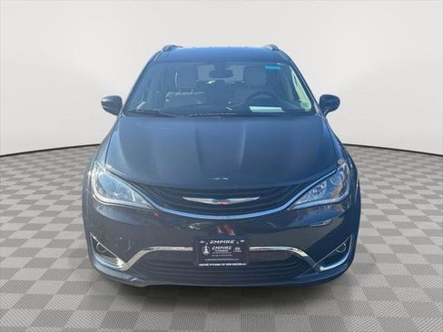 Used 2019 Chrysler Pacifica Touring-L image 2