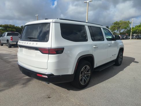 Used 2025 Jeep Wagoneer Series II AWD/4WD image 6
