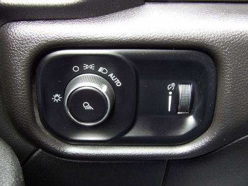 Used 2024 RAM 3500 Tradesman w/ Chrome Appearance Group AWD/4WD image 19