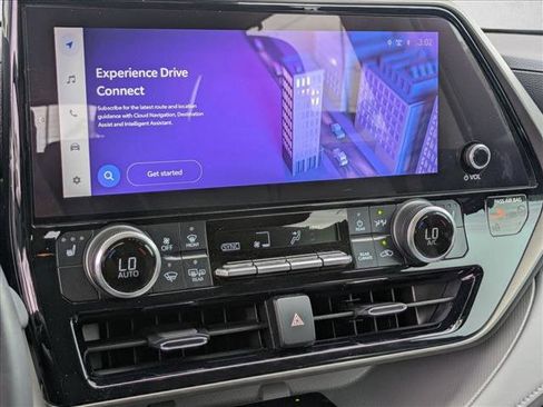 Used 2024 Toyota Highlander XLE FWD image 7