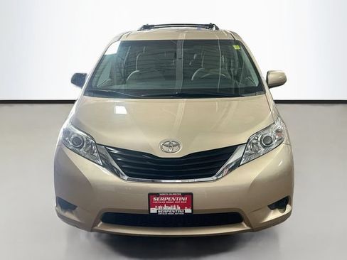 Used 2014 Toyota Sienna LE FWD image 4