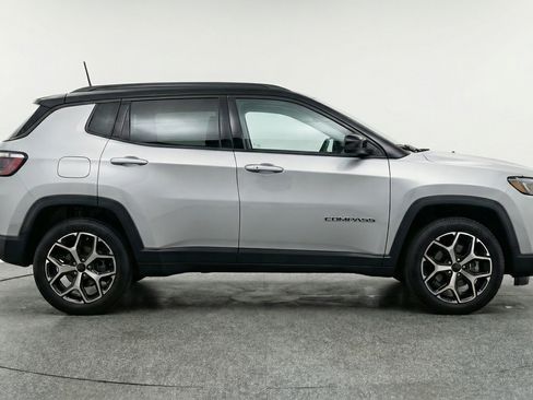 Used 2025 Jeep Compass Limited image 11