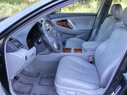 Used 2011 Toyota Camry XLE w/ XLE Extra-Value Pkg #2 FWD image 10