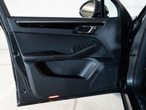 Certified 2026 Porsche Macan AWD/4WD image 19