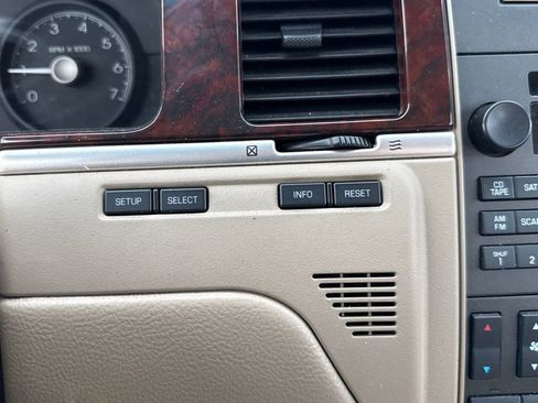 Used 2006 Lincoln Town Car Signature image 23