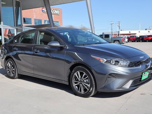 Used 2024 Kia Forte LXS w/ LXS Technology Package image 4