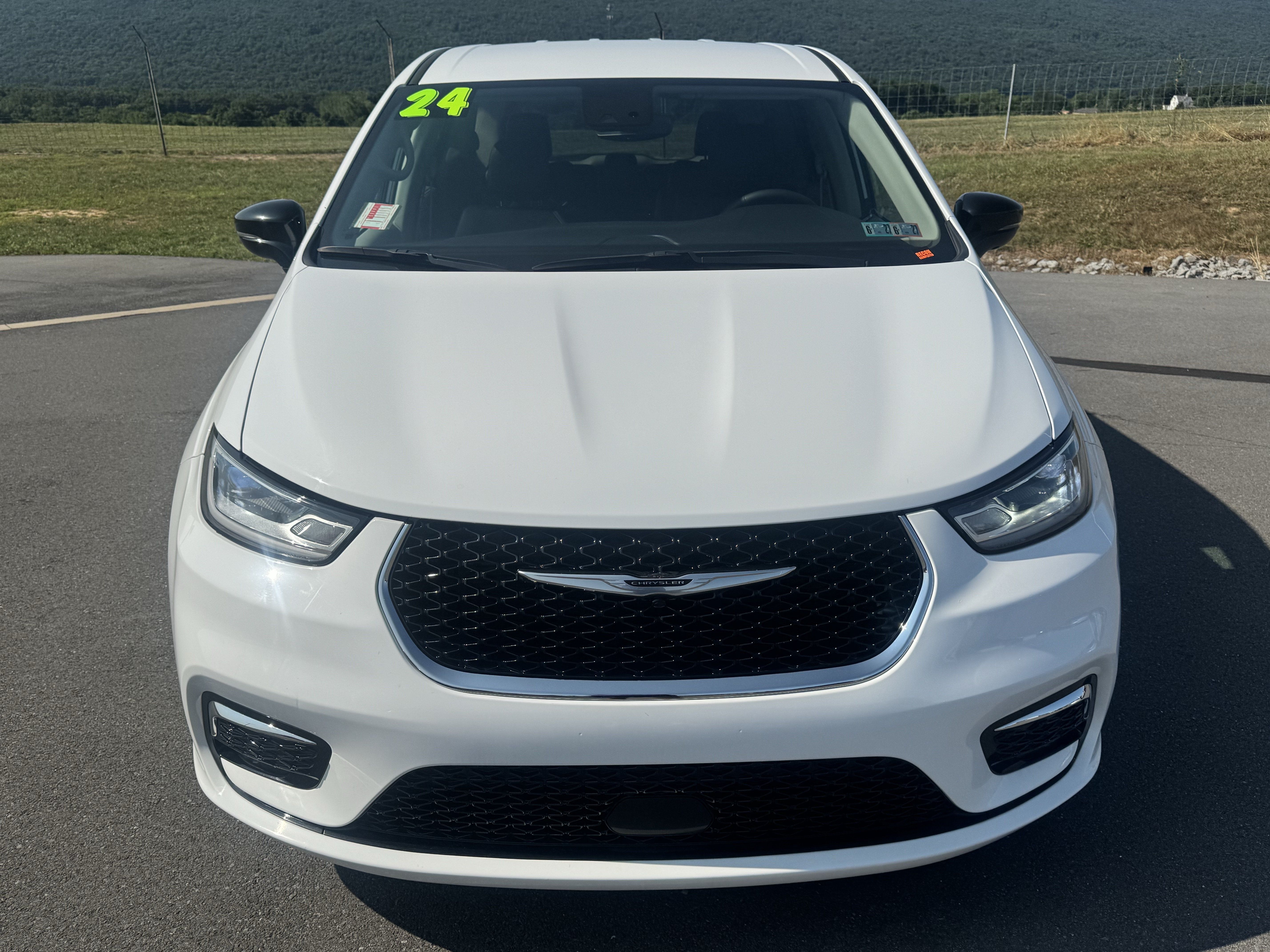 Used 2024 Chrysler Pacifica Touring-L FWD image 9
