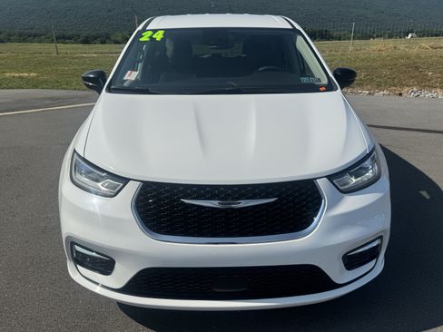 Used 2024 Chrysler Pacifica Touring-L FWD image 9