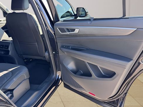 Used 2025 Volkswagen Atlas Cross Sport SE FWD image 30
