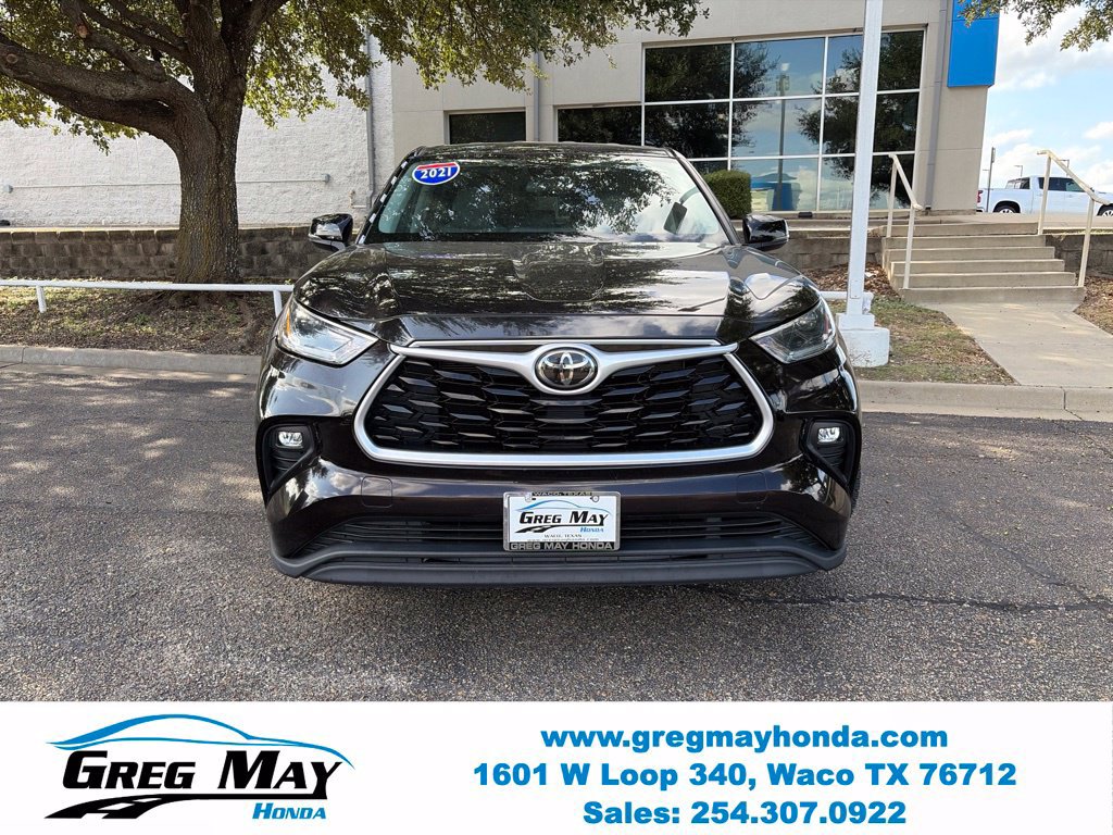 Used 2021 Toyota Highlander LE FWD image 2