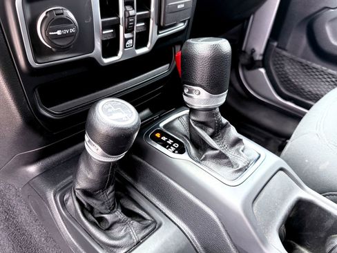 Used 2021 Jeep Gladiator Sport AWD/4WD image 13