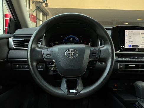 Used 2025 Toyota Camry LE FWD image 31