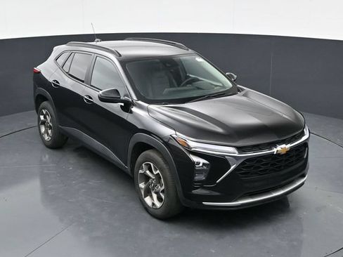 Used 2025 Chevrolet Trax LT w/ LT Convenience Package FWD image 28