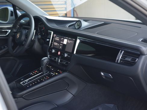 Certified 2026 Porsche Macan AWD/4WD image 28