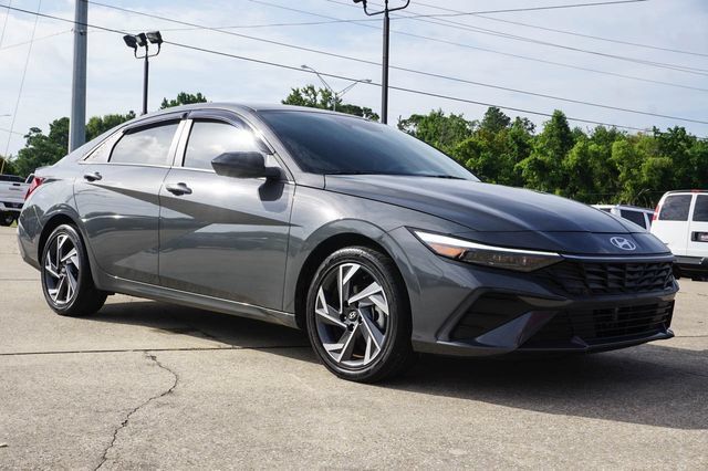 Used 2025 Hyundai Elantra SEL FWD image 2
