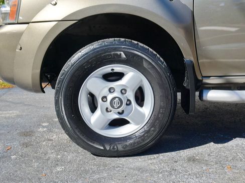 Used 2001 Nissan Frontier SE image 12