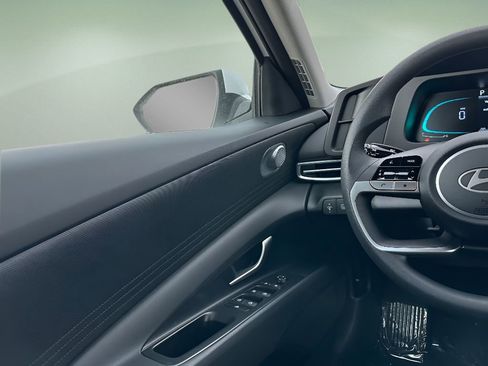 Used 2025 Hyundai Elantra Blue image 17