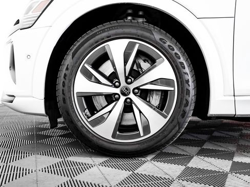 Used 2024 Audi Q8 e-tron Premium Plus image 6