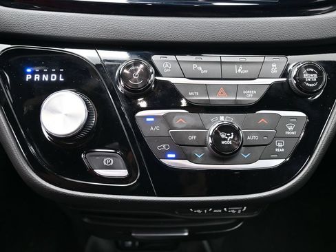 Used 2025 Chrysler Pacifica Select FWD image 31