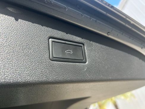 Used 2022 Volkswagen Tiguan SE image 43