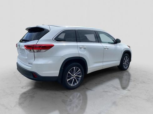 Used 2017 Toyota Highlander XLE w/ Carpet Mat Package AWD/4WD image 8