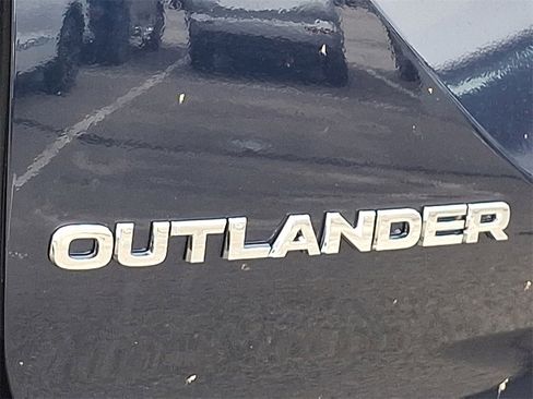 New 2025 Mitsubishi Outlander SE image 11