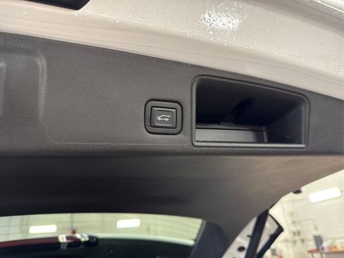 Used 2024 GMC Terrain SLT image 14