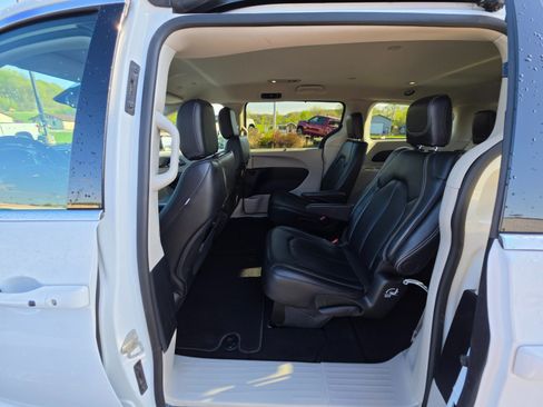 Used 2024 Chrysler Pacifica Touring-L FWD image 23