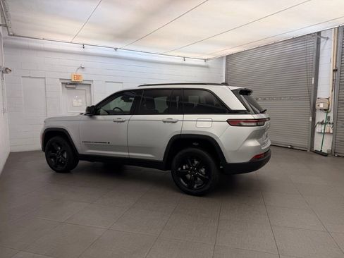 New 2025 Jeep Grand Cherokee Limited w/ Luxury Tech Group II image 5
