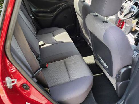 Used 2006 Pontiac Vibe w/ Sun And Sound Package FWD image 17