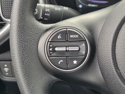 Used 2025 Kia Soul LX w/ LX Technology Package FWD image 25