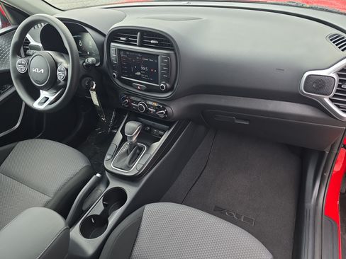 Used 2025 Kia Soul LX FWD image 11