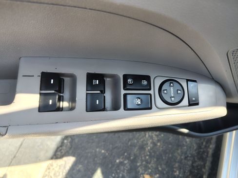 Used 2020 Hyundai Elantra SE FWD image 15
