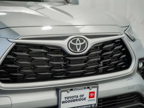 Used 2025 Toyota Highlander XLE AWD/4WD image 11