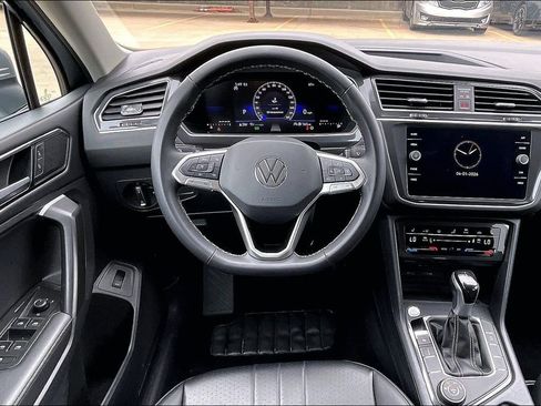 Used 2024 Volkswagen Tiguan SE image 5