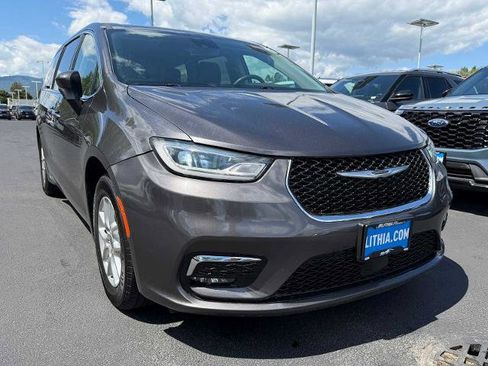 Used 2023 Chrysler Pacifica Touring-L FWD image 4