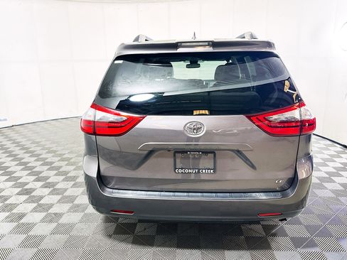 Used 2020 Toyota Sienna LE w/ LE Preferred Package FWD image 4