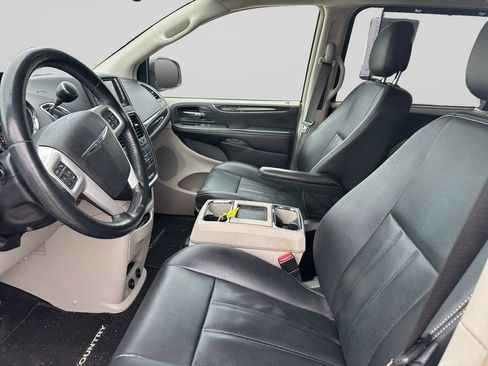 Used 2015 Chrysler Town & Country Touring w/ Driver Convenience Group FWD image 9