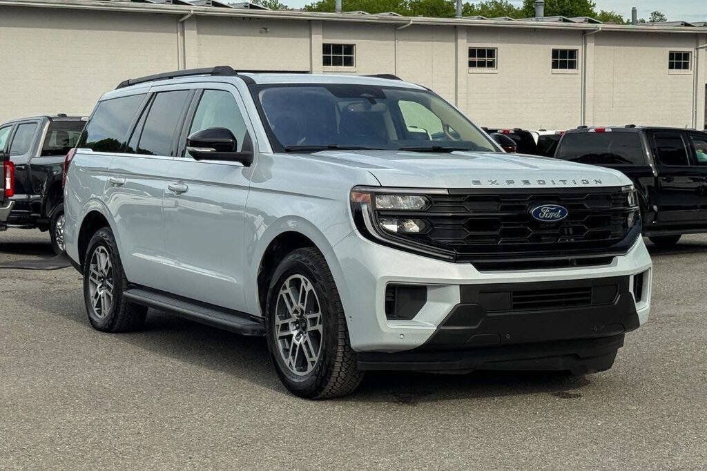 Used 2025 Ford Expedition Active AWD/4WD image 1
