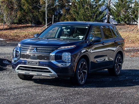 Used 2022 Mitsubishi Outlander SE image 1