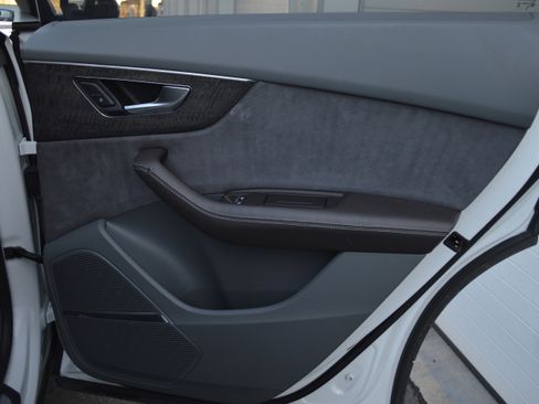 Used 2019 Audi Q8 Prestige w/ Luxury Package AWD/4WD image 32