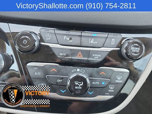 Certified 2023 Chrysler Pacifica Touring-L FWD image 7