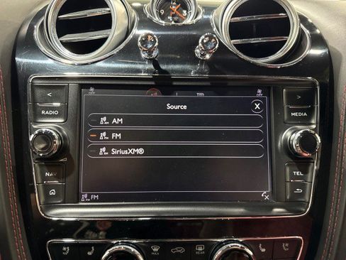 Used 2018 Bentley Bentayga AWD/4WD image 77