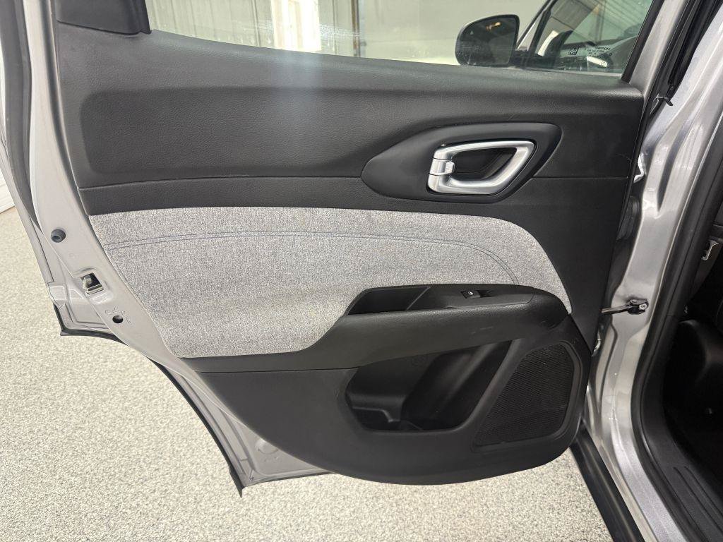 Used 2022 Jeep Compass Latitude FWD image 23